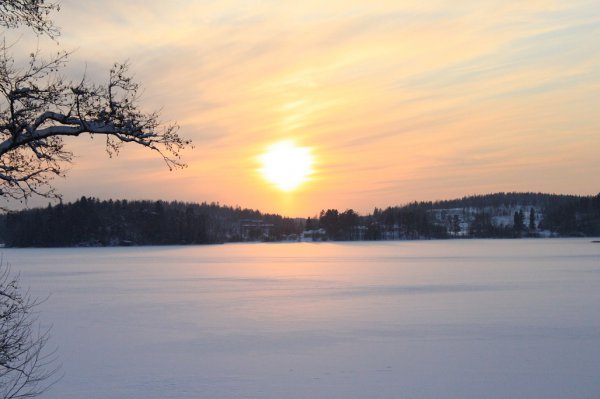 Auringonlasku tammikuussa Riippilänjärven yllä